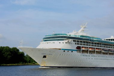 Velsen, Hollanda - 3 Haziran 2017: Vizyon Seas, Royal Caribbean International Kuzey Deniz kanal doğru Kuzey Denizi üzerinde
