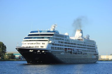 Velsen, Hollanda - Haziran 20nd 2018: Kuzey Denizi kanalı Ijmuiden deniz kilit Azamara yolculuk