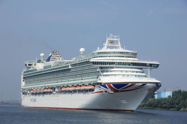 Velsen, Hollanda - 29 Mayıs 2018: Azura P ve O Cruises kuzey deniz kanal Amsterdam doğru