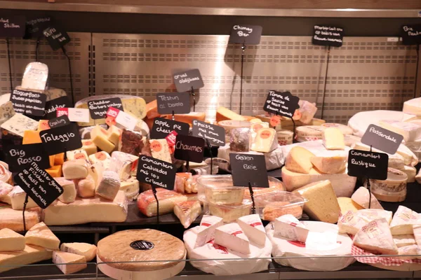 荷兰华尔梅尔维尔 2018年10月26日 在杂货店陈列的法式 希腊和意大利奶酪 荷兰语标签上的文本 产品信息和每重量价格 松露和山羊奶酪 — 图库照片