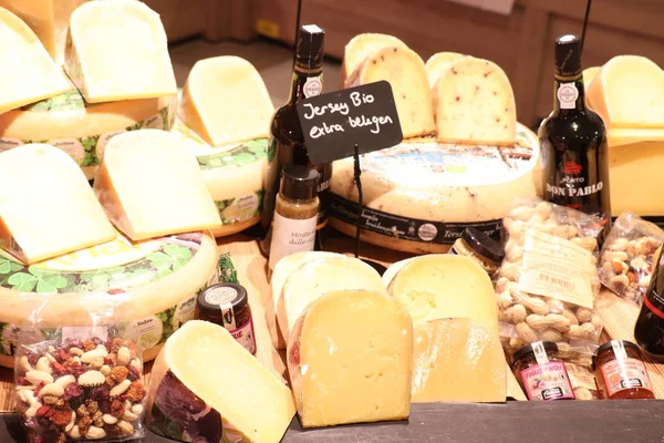 食料品店のディスプレイ上ベフェルヴィーク オランダ 2018 チーズ オランダ語 ジャージー バイオ エキストラでタグ上のテキストの成熟 — ストック写真