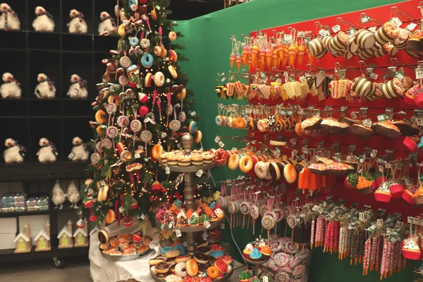 荷兰阿尔斯梅尔 2018年11月7日 在一家商店展出假糖果圣诞装饰 — 图库照片