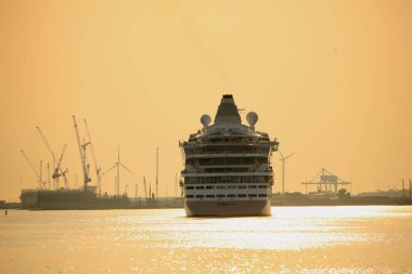 Velsen, Hollanda-25 Mayıs 2018: Kuzey Denizi kanalına, Amsterdam Cruise Terminal deniz kilit için Doğum Aida Aura