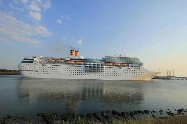 Ijmuiden Países Bajos Junio 2016 Costa Neo Romantica Canal Del —  Fotos de Stock