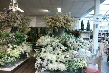 Cruquius, Hollanda - 26 Ekim 2018: Ev Dekorasyon Mağazası sergilenen yapay çiçekler