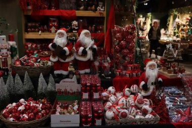 Cruquius, Hollanda - 26 Ekim 2018: beyaz ve kırmızı bir dekorasyon mağazası ile Noel süsleri