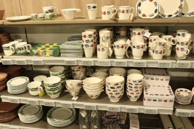 Maastricht, Hollanda - 26 Ekim 2018: Boerenbont çanak çömlek sergilenen bir dekorasyon mağazası. Boerenbont seramik Hollanda'dan kullanılan geleneksel bir kalıptır. 