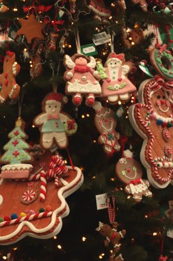 Aalsmeer, Hollanda - 7th Kasım 2018: faux gingerbread figürinler içinde bir iç dekorasyon mağazası ile süslenmiş Noel ağacı