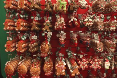 Aalsmeer, Hollanda - 7th Kasım 2018: Gingerbread Noel süslemeleri bir dekorasyon mağazası