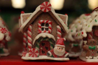 Aalsmeer, Hollanda - 7th Kasım 2018: Gingerbread ev Noel süslemeleri bir dekorasyon mağazası