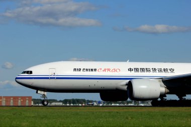 Amsterdam Hollanda - 3 Mayıs 2018: B-2098 hava Çin kargo Boeing 777f kalkış Polderbaan pist, Amsterdam Airport Schiphol üzerinden