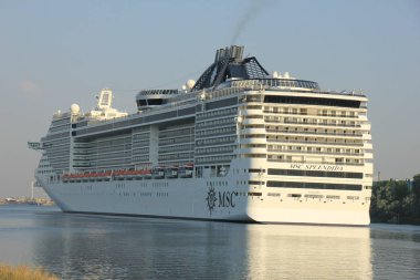 Velsen, Hollanda - 2 Temmuz 2015: Msc Splendida bir yolcu gemisi ve Msc Cruises tarafından işletilmektedir. 1,093.5 ft (333.30 m) uzun olduğunu
