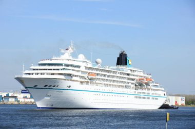 Velsen, Hollanda - Mayıs, 6 2016: Ms Amadea Kuzey Deniz kanal. Amadea nakliye şirketi, Phoenix Reisen tarafından işletilen tarafından sahip olunan bir yolcu gemisi Nagasaki, Japonya'nın 1991 yılında inşa Amadea olduğunu