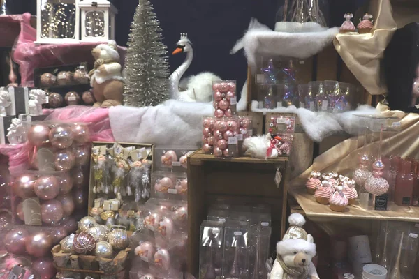 荷兰克鲁基乌斯 2018年10月26日 室内装饰店的白色和粉红色圣诞装饰 — 图库照片