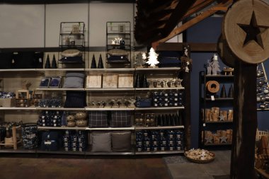 Cruquius, Hollanda - 26 Ekim 2018: Noel süsleri ve videolar mavi ve ahşap bir dekorasyon mağazası