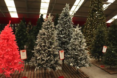 Aalsmeer, Hollanda - 7th Kasım 2018: Yapay Noel ağaçları içinde bir iç dekorasyon mağazası