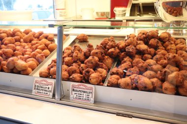 Aalsmeer, Hollanda - 7 Kasım 2018:Oliebollen mağaza, geleneksel Hollanda tatlı Gıda için New Year's eve Hollanda'daki Oliebollen hamur, yapılan çörek severim. Hollandalı metin etiketleri hakkında: türü oliebol ve fiyatları