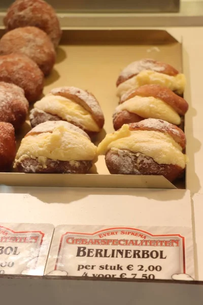 アールス メール オランダ オランダ Oliebollen での大晦日の伝統的なオランダ甘い食べ物の店で 2018 Oliebollen から成っている生地 ドーナツのような — ストック写真
