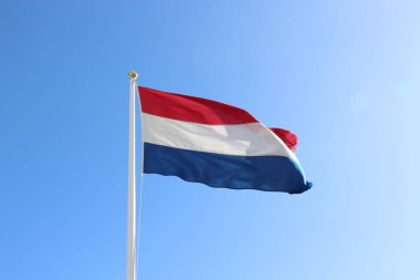 Kırmızı, beyaz ve mavi Hollanda'da yıpranmış bayrağı