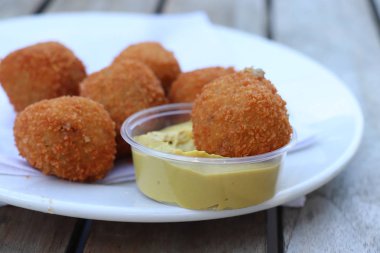 Hollanda aperatifi: hardallı Bitterballen. Sıcak doldurulmuş köfteler, sık sık alkollü içeceklerle birlikte 