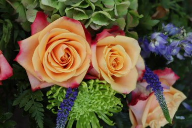 Düğün çiçeği aranjmanı, şeftali pembesi güller ve