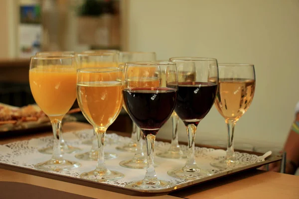 Verschiedene Sorten Wein Und Orangensaft Serviert Bei Einem Hochzeitsempfang — Stockfoto