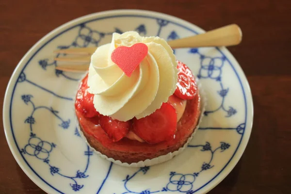 ホイップ クリームと心の装飾に新鮮なイチゴ菓子 — ストック写真