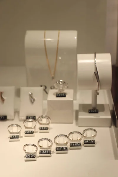 Gyémánt Eljegyzési Gyűrűk Egy Ékszerész Kirakatban — Stock Fotó