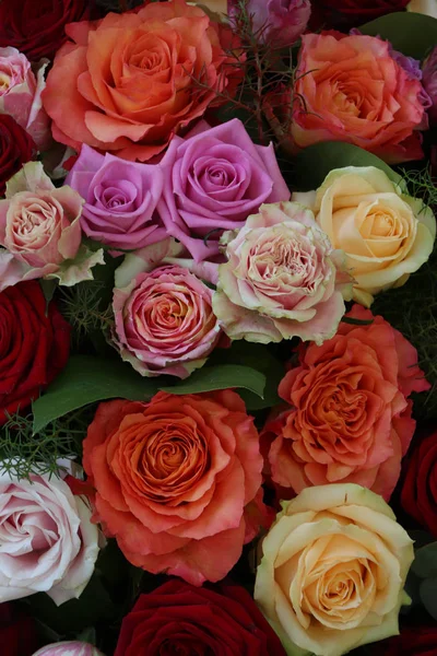 Arranjo Flores Casamento Rosas Grandes Cores Brilhantes — Fotografia de Stock