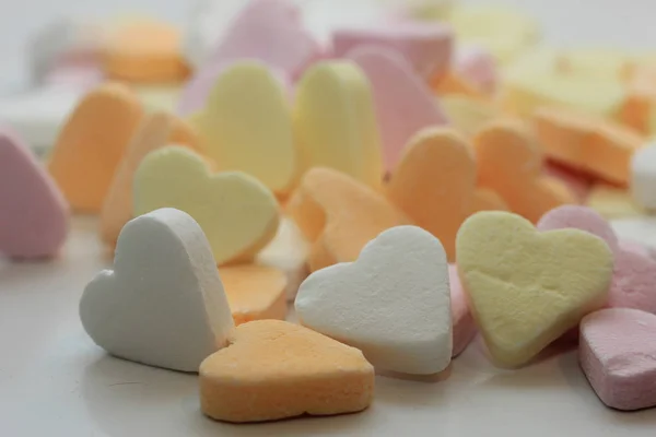 Куча Пастельных Шоколадных Сердец — стоковое фото