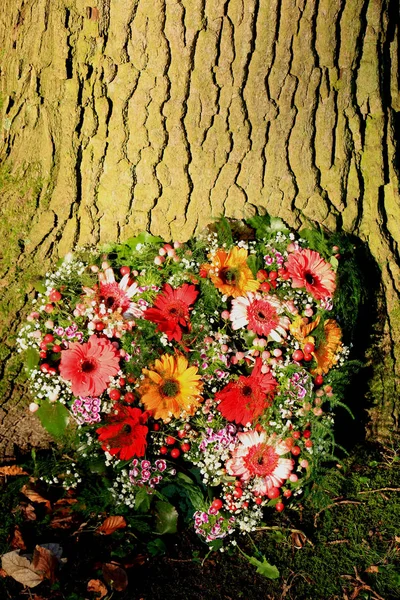 Heartshaped Sympathy Flowers Funeral Flowers Tree — Stock Photo, Image