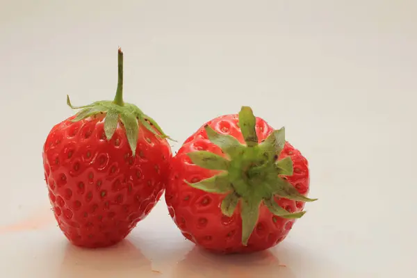 Große Frische Erdbeeren Auf Weißem Hintergrund — Stockfoto