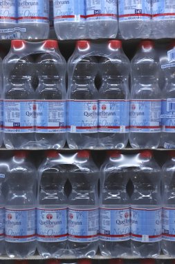 IJmuiden, Hollanda, 4th Temmuz 2018: şişe maden suyu bir süpermarkette