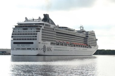 Velsen, Hollanda - 5th Temmuz 2018: Msc Magnifica Kuzey Denizi kanal, Msc Cruises tarafından işletilen.