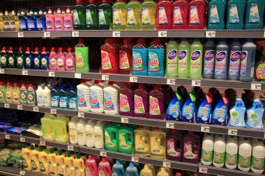 Haarlem, Hollanda - 8th Mayıs 2016: çeşitli temizlik ürünleri ve deterjanlar için bir süpermarkette. Metin etiketleri: ürün açıklamaları Euro Hollanda, fiyatlarındaki