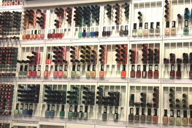 Amsterdam, Hollanda, Mayıs, 12 2016: büyük eczane sergilenen çeşitli kozmetik ürünleri