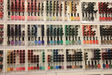 Amsterdam, Hollanda, Ağustos 5th 2015: büyük eczane sergilenen ekranda nailpolish