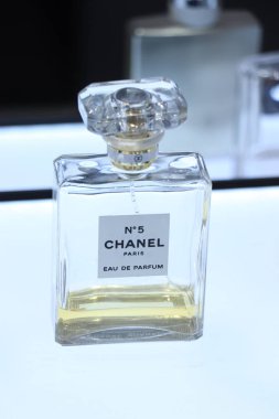 Haarlem, Hollanda - 8th Temmuz 2018: ünlü Chanel 5 numaralı eau de parfüm sergilenen bir lüks mağaza