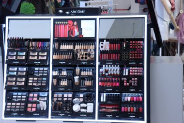 Haarlem, Hollanda - 8th Temmuz 2018: Lancome kozmetik perakende ekran bir lüks mağaza içinde