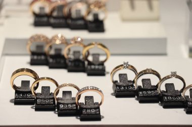 Haarlem, Hollanda - 6th Ekim 2018: Diamond nişan yüzük Euro fiyat etiketleri bir dükkan pencerede