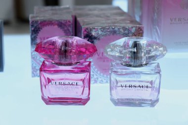 Haarlem, Hollanda - 6th Ekim 2018: Versace parlak kristal lüks bir mağazada sergilenen