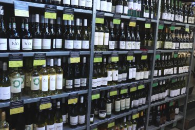 Haarlem, Hollanda, 6th Ekim 2018: biyolojik şaraplar bir sürdürülebilir bakkal dükkanında. Dutch, fiyatlar Euro ürün bilgileri