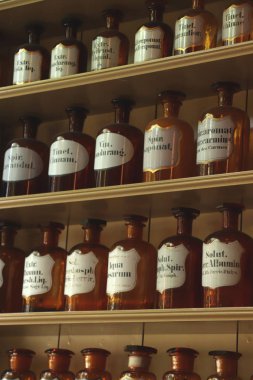 Enkhuizen, Hollanda - 12th Ekim 2018: Hollanda Zuiderzee Açık Hava Müzesi restore edilmiş 19. yüzyıl eczanede Vintage cam şişelerde.
