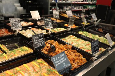 Haarlem, Hollanda, 6 Ekim 2018:take uzak deniz ürünleri sürdürülebilir bir süpermarkette. Etiketler: ürün bilgileri Flamanca olarak füme somon, tercüme, ton balığı