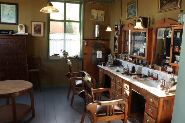 Enkhuizen, Hollanda - 12th Ekim 2018: Vintage Kuaför Dükkanı, imar Hollanda Zuiderzee Açık Hava Müzesi'nde.