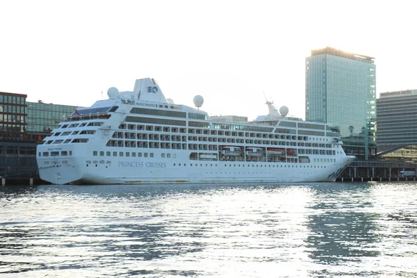 荷兰阿姆斯特丹 2018年9月29日 太平洋公主停靠在阿姆斯特丹客运码头 由公主巡航和澳大利亚邮轮运营 — 图库照片