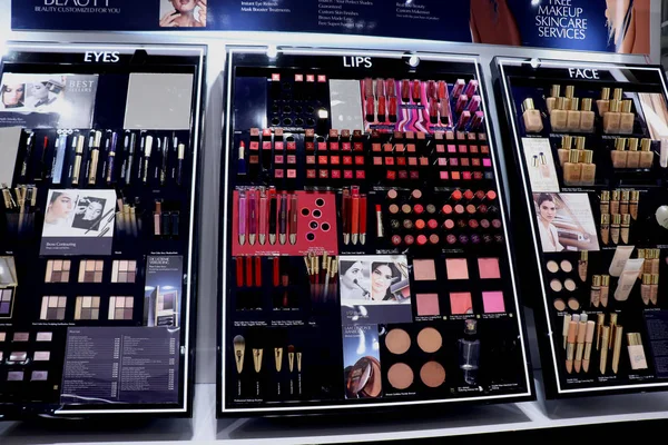 Haarlem Holanda Outubro 2018 Vários Produtos Cosméticos Estee Lauder Exposição — Fotografia de Stock