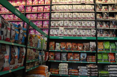 Velserbroek, Hollanda, 17th Ekim 2018: büyük pet shop, Köpek Gıda bölümü iç
