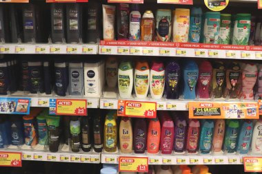 Haarlem, Hollanda, 8 Temmuz 2018: çeşitli markalarda indirim eczane şırınga ve banyo ürünleri. Metin etiketleri hakkında: Felemenkçe, ürün bilgileri Euro fiyatları.