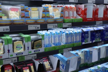 IJmuiden, Hollanda, 4th Temmuz 2018: süt bir süpermarkette. Peynir ve süt. Metin etiketleri hakkında: Felemenkçe, ürün bilgileri Euro fiyatları.